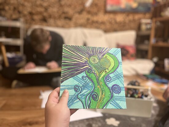 Intuityvus piešimas ant miniatiūrinės drobės.